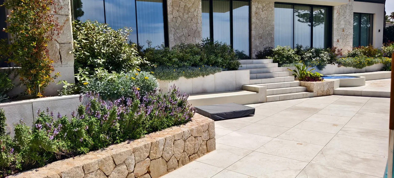 Terraza de piedra con escalones y plantacion mediterranea